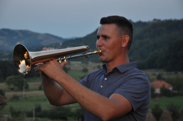 Прво Златна труба, па син